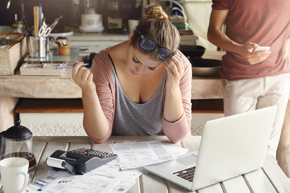 Ser precavida con tus gastos ante una crisis económica te ayuda a sentirte tranquila emocionalmente.