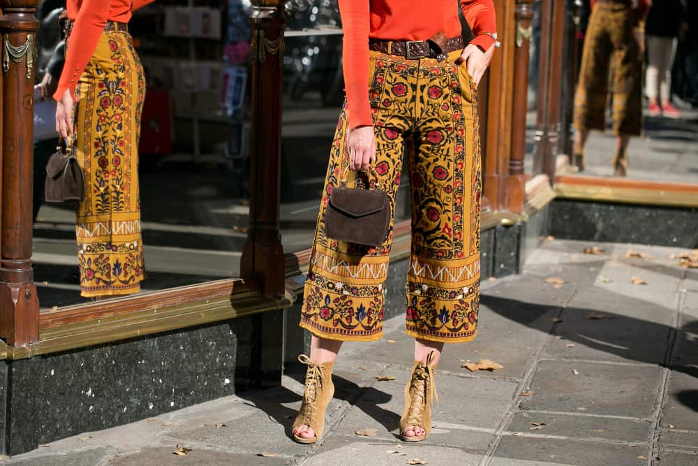 Los pantalones con estampados coloridos y geométricos fueron muy usados en los años 60. Esta prenda del estilo vintage se puede combinar con blusas unicolor.