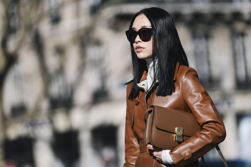 Una mujer elegante siempre usa chaquetas de cuero para elevar su outfit