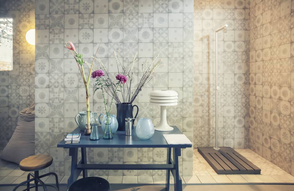 Una cerámica con formas geométricas es una opción muy actual para resaltar el baño.