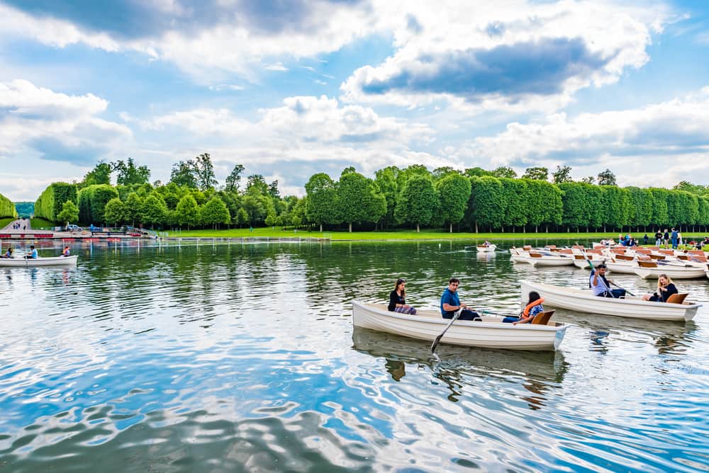 El gran canal de Versalles es un lugar imperdible para disfrutar de las vistas del Palacio y de la naturaleza que lo rodea.