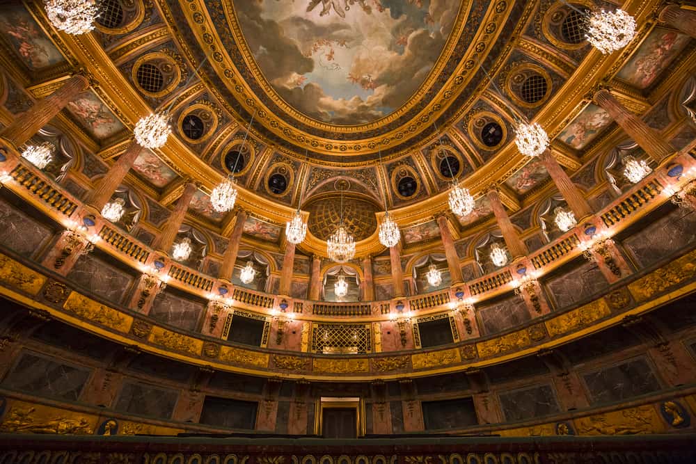 Si vas a Versalles no dejes de ir al teatro de L'Opera Royal. Sus techos pintados son de una belleza espectacular que no puedes dejar de conocer.
